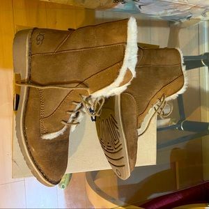 Selling my pre love ugg boots